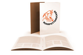 Prospekte geklammert